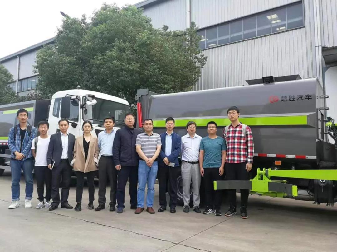 驚艷！“智能機(jī)械臂”自裝卸式垃圾車震撼問(wèn)世